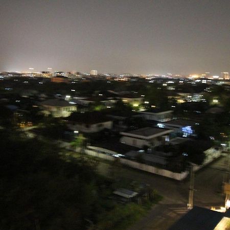 Lee Place Phatthanakan Condo Бангкок Екстер'єр фото